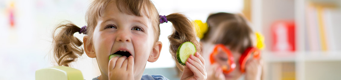 Kinder essen Gemüse