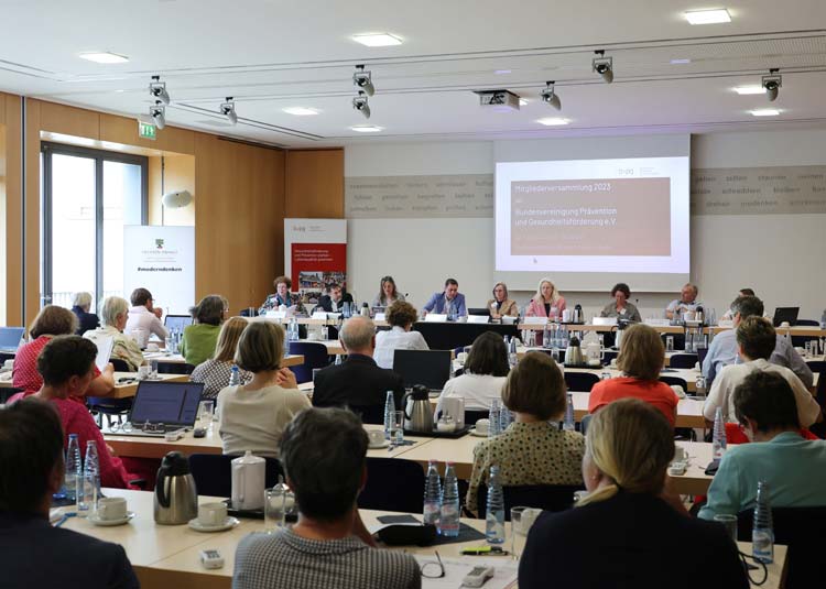Plenum und Vorstand der BVPG-Mitgliederversammlung 2023 &copy; BTom Maelsa/tommaelsa.com