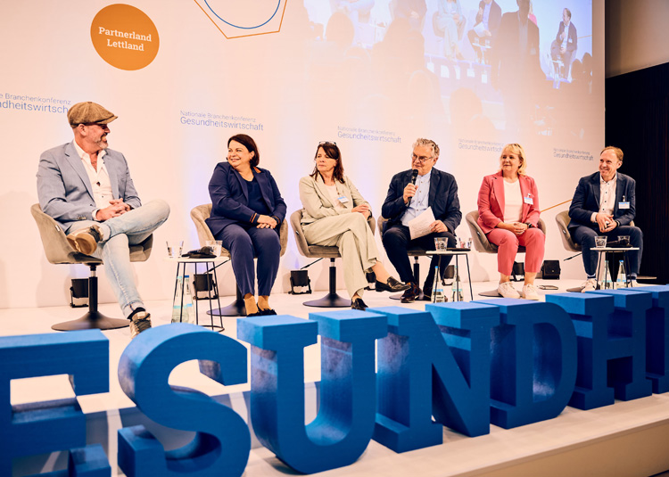 Plenum bei der 21. Nationalen Branchenkonferenz Gesundheitswirtschaft 2026