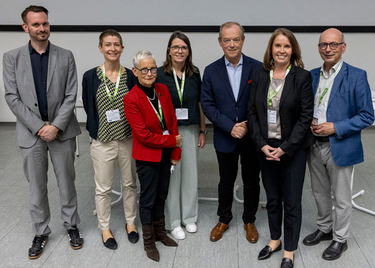 Sieben Teilnehmende der Podiumsdiskussion�stehen f&uuml;r ein Gruppenfoto nebeneinander, darunter BVPG-Gesch&auml;ftsf&uuml;hrerin Dr. Gisela Nellessen-Martens, vierte von links