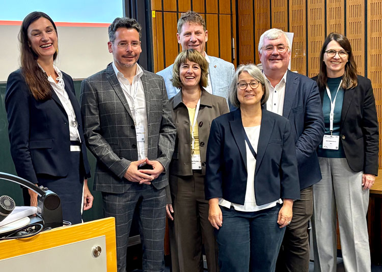 Gruppenfoto auf dem Kongress „Gesundheit gestalten“ mit den Moderierenden Dr. Gisela Nellessen-Martens, Gesch&auml;ftsf&uuml;hrerin der BVPG, und Dr. Susanne Jordan (RKI), sowie den Referierenden des Symposiums.