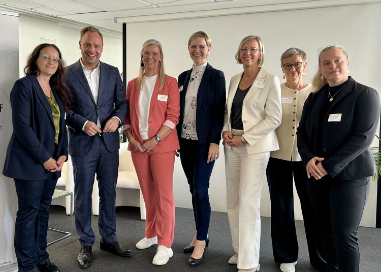 Gruppenfoto mit sieben Teilnehmenden der Jubil&auml;umsveranstaltung Landesrahmenvereinbarung Freistaat Sachsen, darunter BVPG-Vizepr&auml;sidentin Ulrike Pernack (vierte von links).