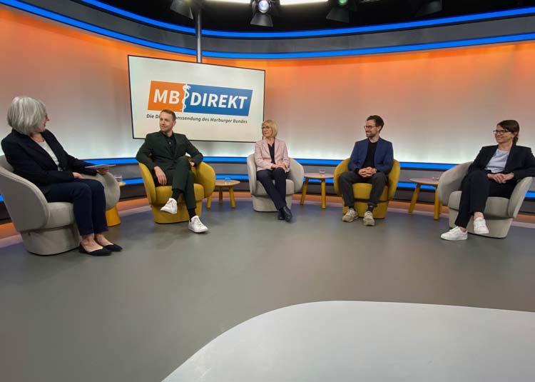 Talkrunde MB DIREKT:  (v.l.n.r.) Sabine Rieser (Moderation), Oliver Huizinga (AOK-Bundesverband), Dr. Susanne Johna (Marburger Bund Bundesverband), Johannes Wagner MdB (Fraktion B&uuml;ndnis 90/Die Gr&uuml;nen), Dr. Gisela Nellessen-Martens (BVPG)