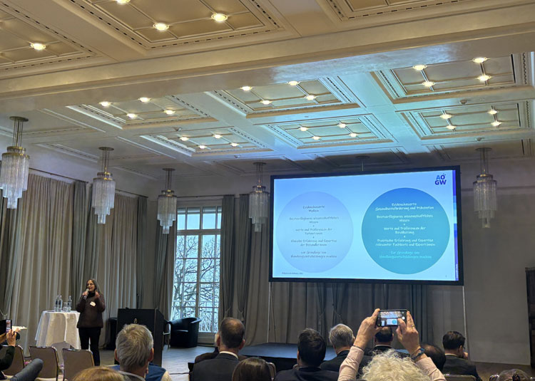 Professorin Dagmar Starke, BVPG-Vorstandsmitglied referiert auf den Petersberger Präventionsgesprächen 2025. © BVPG e.V. Professorin Dagmar Starke, BVPG-Vorstandsmitglied referiert auf den Petersberger Präventionsgesprächen 2025.