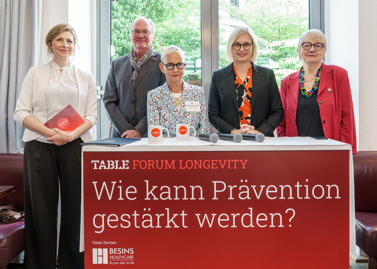 Fünf Personen stehen bei einem „Table Forum Longevity“ vor der Tischfront mit der Aufschrift „Wie kann Prävention gestärkt werden?“. In der Mitte steht BVPG-Vizepräsidentin Dr. Ellen Lundershausen © Dirk Enters Fünf Personen stehen bei einem „Table Forum Longevity“ vor der Tischfront mit der Aufschrift „Wie kann Prävention gestärkt werden?“. In der Mitte steht BVPG-Vizepräsidentin Dr. Ellen Lundershausen