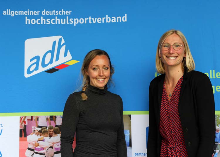 Julia Berschick (Vorstandsmitglied, links) und Felicitas Horstmann (Projektleitung Gesundheitsförderung, rechts) vom adh e.V.