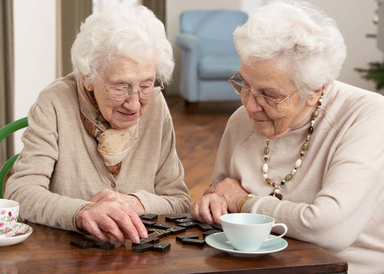 Ältere Frauen spielen Domino