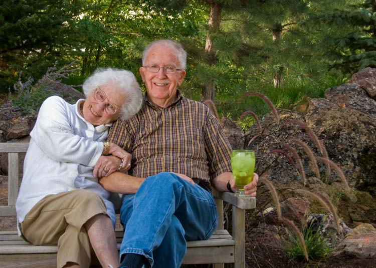 Älteres Paar sitzt auf Bank