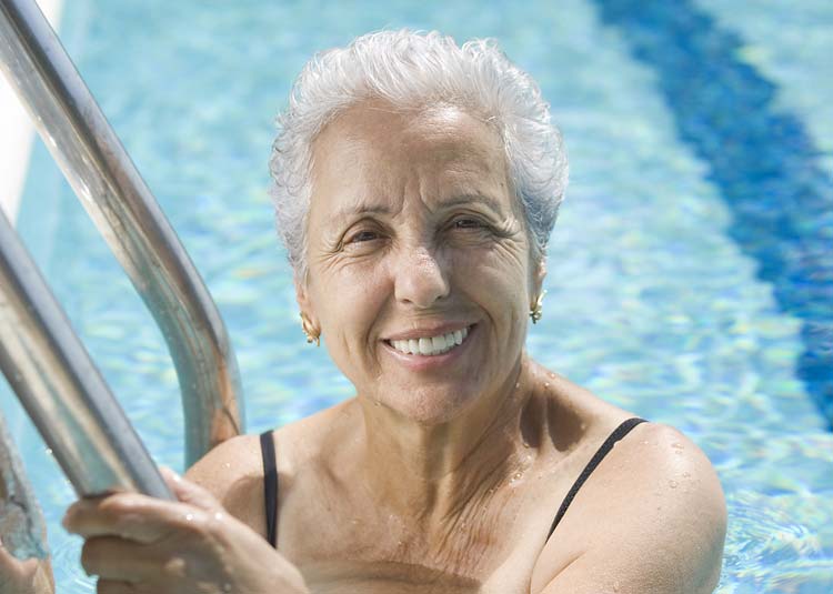 Ältere Frau im Schwimmbad