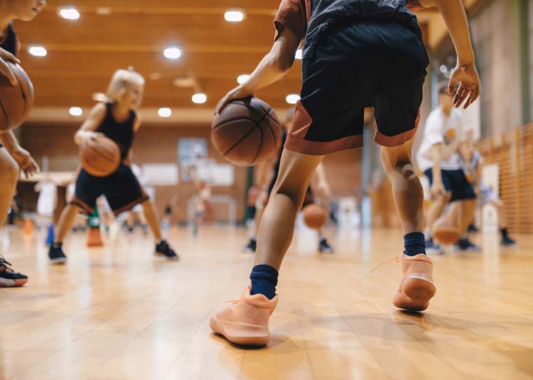 Jugendliche spielen Basketball