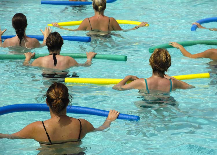 Frauen bei Wassergymnastik