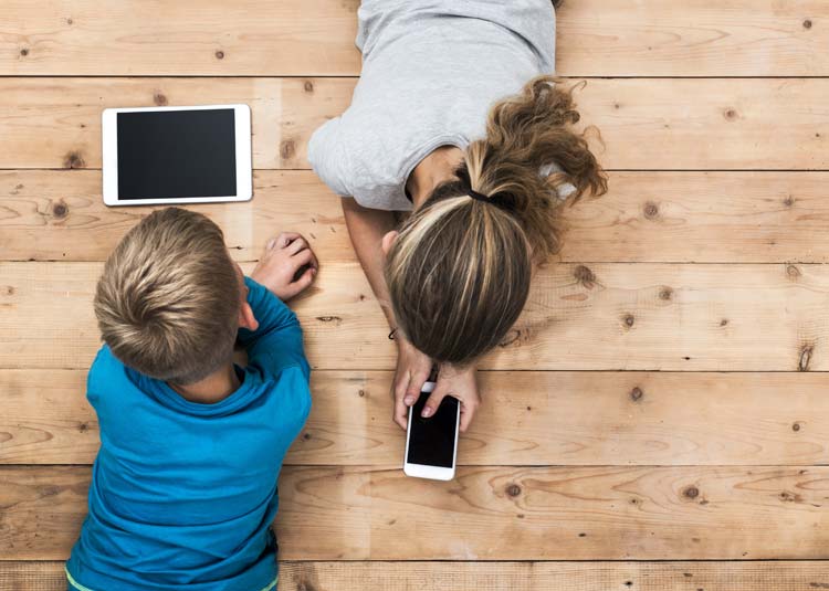 Kinder schauen auf Smartphone und Tablet