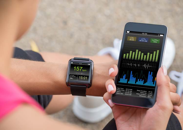 Läuferin mit Smartphone und verbundener Smartwatch