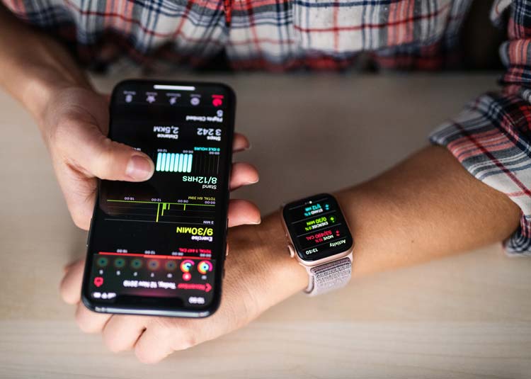 Smartphone und Smartwatch mit einer Health-App