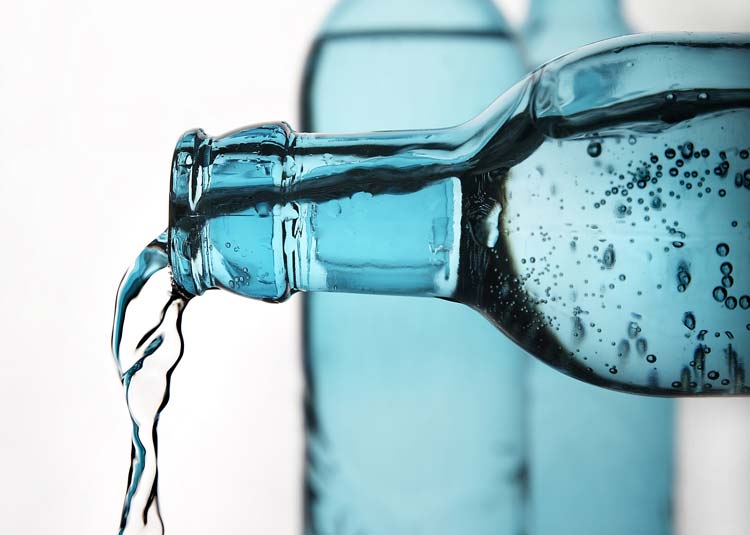 Mineralwasser fliesst aus Flasche