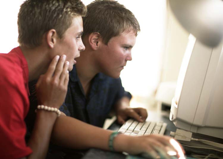 Zwei Jugendliche sitzen am Computer