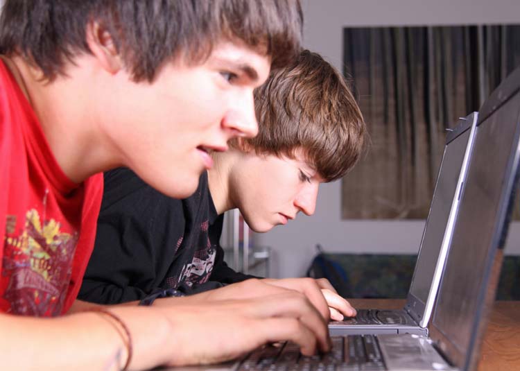 Jugendliche beim Computerspielen