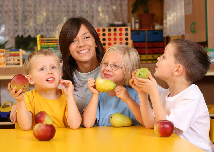 Kinder essen Obst