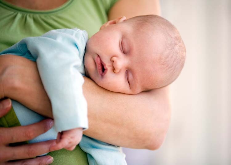 Säugling schläft auf Arm