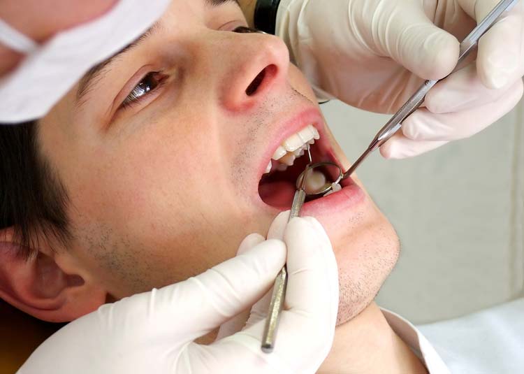 Patient bei Zahnuntersuchung