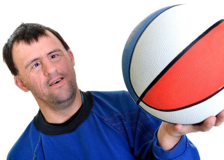 Mann mit Behinderung hält Basketball