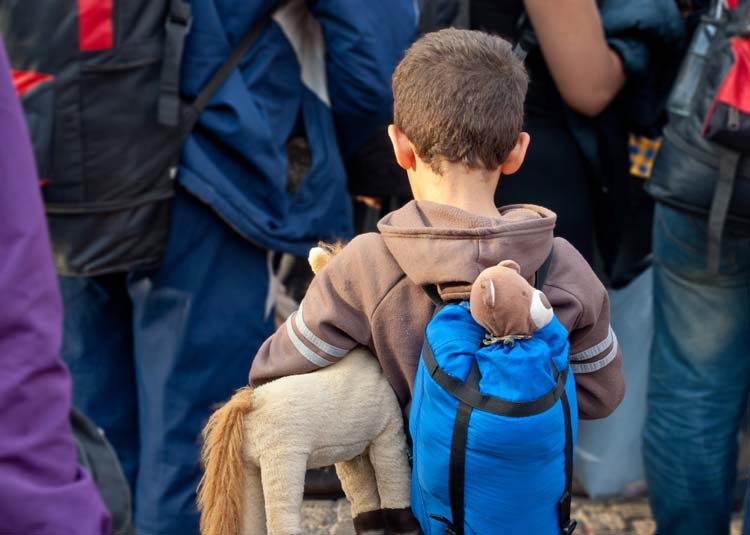 Flüchtlingsgruppe mit kleinem Jungen