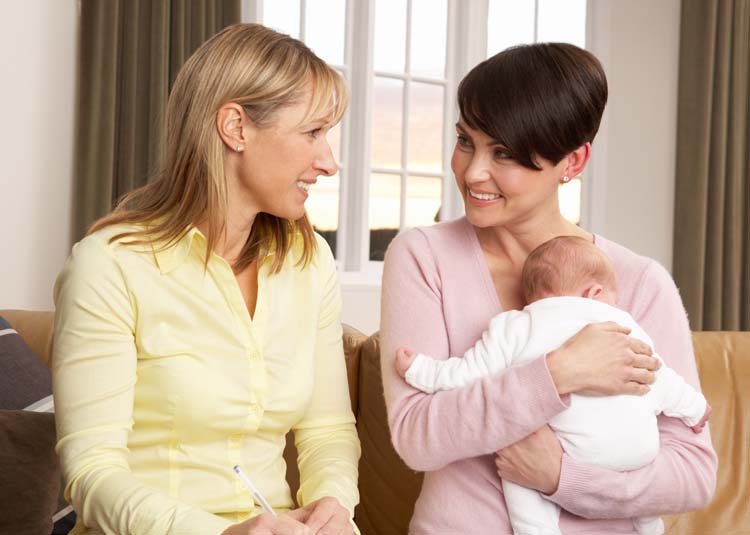 Zwei Frauen mit einem Säugling