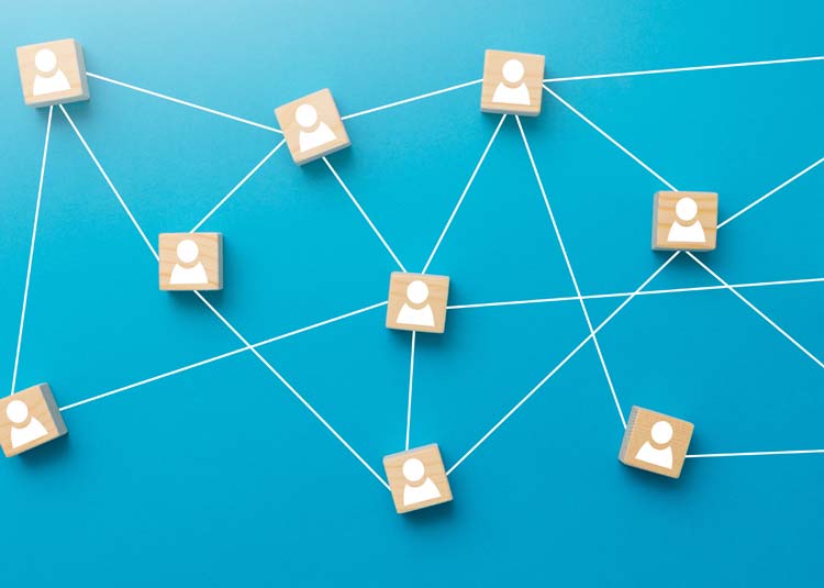 Grafik von vernetzten Puzzelst&uuml;cken mit Personen-Icons