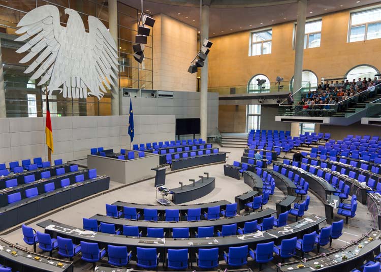 Bild des leeren Plenarsaals im Deutschen Bundestag