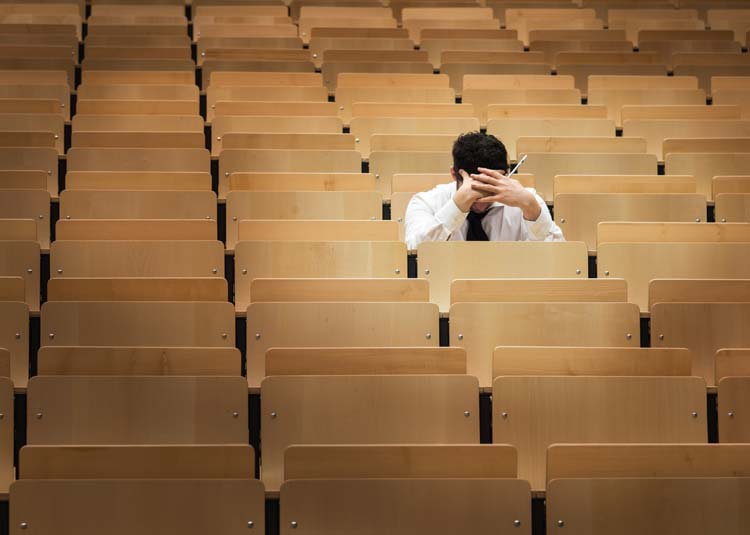 Student sitzt allein im Hörsaal