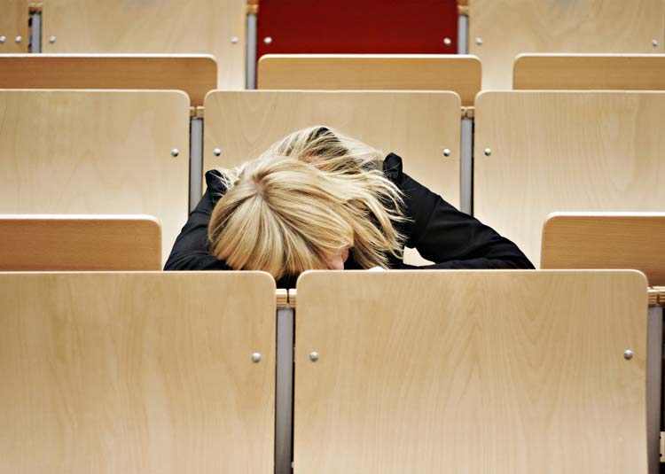 Studentin schläft in Hörsaal