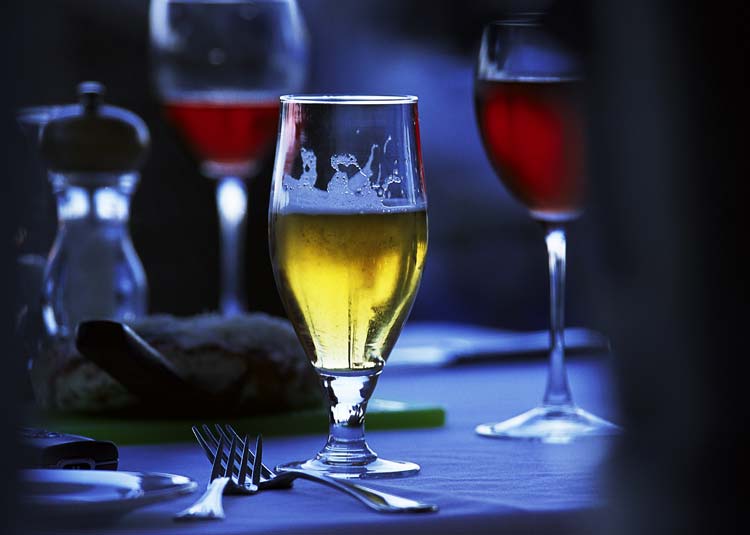 Bier- und Weingläser auf einem Esstisch